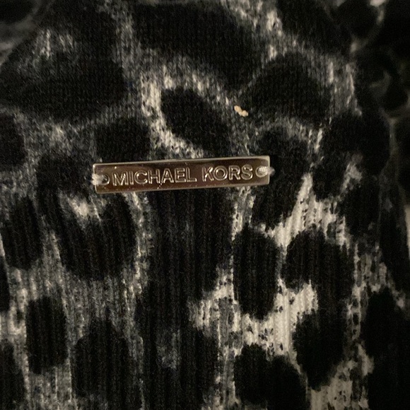 Michael Kors V-Neck - Picture 3 of 3